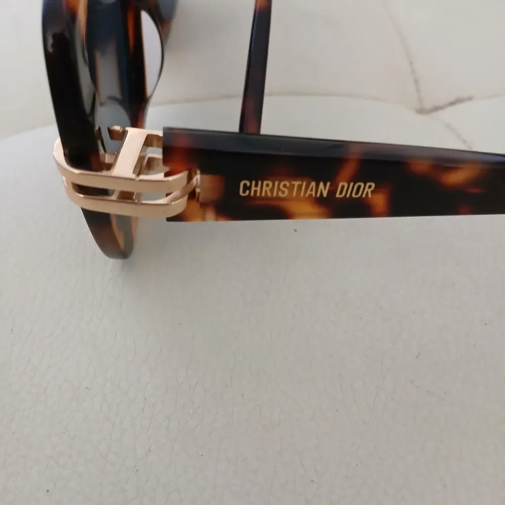 Tortoise Shell Square Sunglasses - Picture 3 of 6
